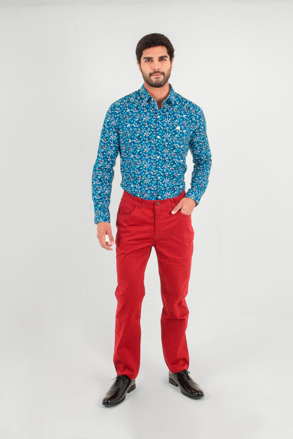 Camisa azul con diseños y patrones diversos