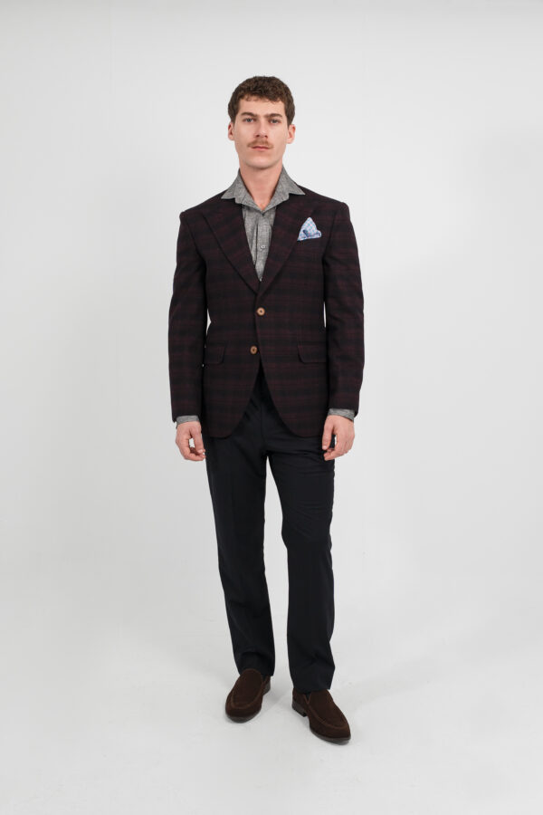 Traje color vino